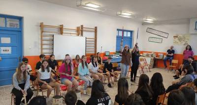 &Mu;&epsilon; &tau;&rho;&alpha;&gamma;&omicron;ύ&delta;&iota;&alpha;, &delta;&iota;&alpha;&kappa;&rho;ί&sigma;&epsilon;&iota;&sigmaf; &kappa;&alpha;&iota; &chi;&alpha;&mu;ό&gamma;&epsilon;&lambda;&alpha; &alpha;&pi;&omicron;&chi;&alpha;&iota;&rho;έ&tau;&eta;&sigma;&epsilon; &tau;&eta; &sigma;&chi;&omicron;&lambda;&iota;&kappa;ή &chi;&rho;&omicron;&nu;&iota;ά &tau;&omicron; &Gamma;&upsilon;&mu;&nu;ά&sigma;&iota;&omicron; &Lambda;&iota;&beta;&alpha;&delta;&omicron;&chi;&omega;&rho;ί&omicron;&upsilon;