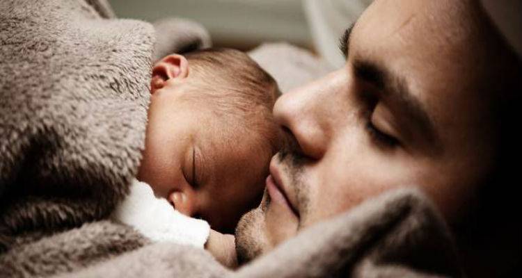 Πρόταση του Ευρωκοινοβουλίου: Δύο εβδομάδες άδεια για τους νέους μπαμπάδες