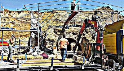 &Alpha;&pi;&omicron;&chi;&alpha;&iota;&rho;έ&tau;&alpha; &tau;&eta;&nu;, &tau;&eta;&nu; &Alpha;&mu;&phi;ί&pi;&omicron;&lambda;&eta; &pi;&omicron;&upsilon; &chi;ά&nu;&epsilon;&tau;&alpha;&iota;...