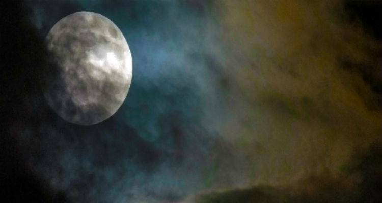 Μαγικές φωτογραφίες από τη σημερινή υπερπανσέληνο