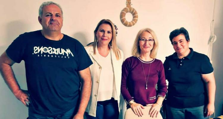 &Mu;&epsilon; &tau;&eta;&nu; &pi;&rho;ό&epsilon;&delta;&rho;&omicron; &tau;&eta;&sigmaf; &Mu;ύ&rho;&iota;&nu;&alpha;&sigmaf; &sigma;&upsilon;&nu;&alpha;&nu;&tau;ή&theta;&eta;&kappa;&alpha;&nu; &eta; &Epsilon;&lambda;&epsilon;&omicron;&nu;ώ&rho;&alpha; &Gamma;&epsilon;ώ&rho;&gamma;&alpha; &kappa;&alpha;&iota; &mu;έ&lambda;&eta; &tau;&eta;&sigmaf; &pi;&alpha;&rho;ά&tau;&alpha;&xi;&eta;&sigmaf; &laquo;&Nu;ί&kappa;&eta; &gamma;&iota;&alpha; &tau;&eta; &Lambda;ή&mu;&nu;&omicron;&raquo;