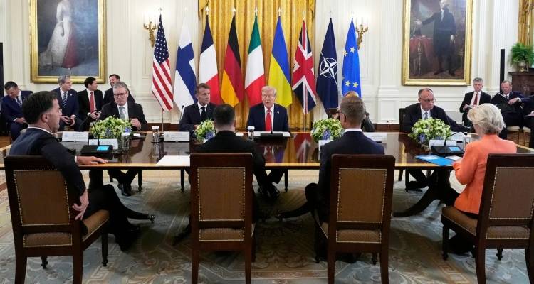 Ξεκινούν οι προετοιμασίες για τη συνάντηση Πούτιν-Ζελένσκι, μετά το τηλεφώνημα Τραμπ στον Ρώσο πρόεδρο -Όσα έγιναν στον Λευκό Οίκο