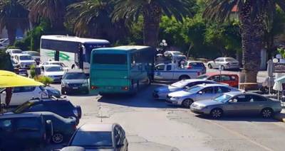 &Lambda;ή&mu;&nu;&omicron;&sigmaf;: &Sigma;&tau;&omicron;&nu; &laquo;&alpha;έ&rho;&alpha;&raquo; &omicron;&iota; &mu;&epsilon;&tau;&alpha;&phi;&omicron;&rho;έ&sigmaf; &mu;&alpha;&theta;&eta;&tau;ώ&nu; &tau;&eta;&sigmaf; &delta;&eta;&mu;&omicron;&tau;&iota;&kappa;ή&sigmaf; &epsilon;&nu;ό&tau;&eta;&tau;&alpha;&sigmaf; &Mu;&omicron;ύ&delta;&rho;&omicron;&upsilon;