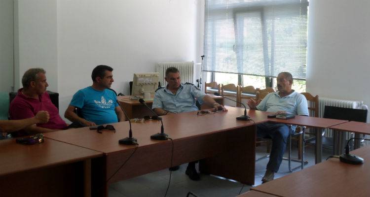 &Mu;&epsilon; &epsilon;&pi;&alpha;&gamma;&gamma;&epsilon;&lambda;&mu;&alpha;&tau;ί&epsilon;&sigmaf; &tau;&eta;&sigmaf; &Lambda;ή&mu;&nu;&omicron;&upsilon; &sigma;&upsilon;&nu;&alpha;&nu;&tau;ή&theta;&eta;&kappa;&epsilon; &omicron; &Nu;ί&kappa;&omicron;&sigmaf; &Mu;&omicron;&sigma;&chi;ά&kappa;&eta;&sigmaf;