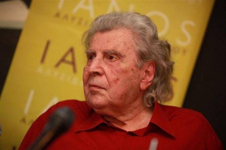 Στο νοσοκομείο ο Μίκης Θεοδωράκης