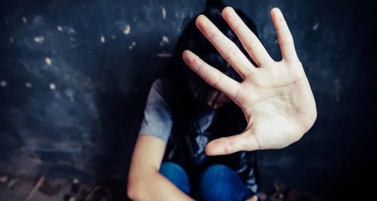 &Sigma;&omicron;&kappa; &sigma;&tau;&eta; &Lambda;έ&sigma;&beta;&omicron;: &Kappa;&alpha;&tau;&alpha;&gamma;&gamma;&epsilon;&lambda;ί&alpha; &gamma;&iota;&alpha; &beta;&iota;&alpha;&sigma;&mu;ό &alpha;&nu;ή&lambda;&iota;&kappa;&eta;&sigmaf; &alpha;&pi;ό &delta;ύ&omicron; &nu;&epsilon;&alpha;&rho;&omicron;ύ&sigmaf; &sigma;&epsilon; &chi;&omega;&rho;&iota;ό &tau;&omicron;&upsilon; &nu;&eta;&sigma;&iota;&omicron;ύ