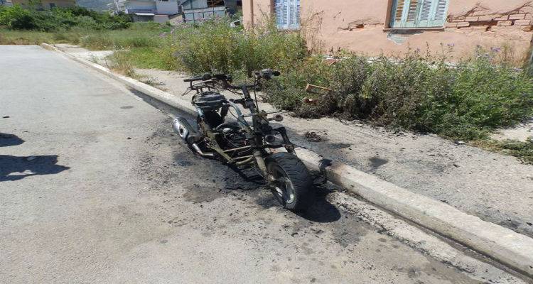 Στις φλόγες τυλίχθηκε δίκυκλο μηχανάκι στο Βάρος