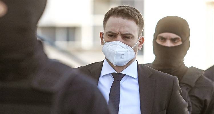 Έ&gamma;&kappa;&lambda;&eta;&mu;&alpha; &sigma;&tau;&alpha; &Gamma;&lambda;&upsilon;&kappa;ά &Nu;&epsilon;&rho;ά: Έ&tau;&sigma;&iota; &sigma;&kappa;ό&tau;&omega;&sigma;&epsilon; &tau;&eta;&nu; &Kappa;&alpha;&rho;&omicron;&lambda;ά&iota;&nu; &omicron; &Alpha;&nu;&alpha;&gamma;&nu;&omega;&sigma;&tau;ό&pi;&omicron;&upsilon;&lambda;&omicron;&sigmaf; | &laquo;&Alpha;&nu;έ&beta;&eta;&kappa;&alpha; &pi;ά&nu;&omega; &tau;&eta;&sigmaf; &kappa;&alpha;&iota; &tau;&eta;&nu; &pi;ί&epsilon;&zeta;&alpha; &mu;&epsilon; &tau;&omicron; &mu;&alpha;&xi;&iota;&lambda;ά&rho;&iota;&raquo;