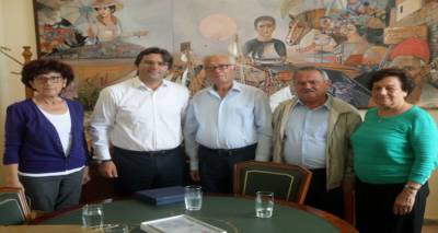 &Mu;&epsilon; &tau;&omicron; &Delta;ή&mu;&alpha;&rho;&chi;&omicron; &Lambda;ύ&sigma;&eta;&sigmaf; &Kappa;ύ&pi;&rho;&omicron;&upsilon; &sigma;&upsilon;&nu;&alpha;&nu;&tau;ή&theta;&eta;&kappa;&epsilon; &omicron; &Delta;&eta;&mu;ή&tau;&rho;&eta;&sigmaf; &Mu;&alpha;&rho;&iota;&nu;ά&kappa;&eta;&sigmaf;