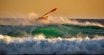 Έ&nu;&theta;&epsilon;&tau;&omicron; &Tau;&omicron;&upsilon;&rho;&iota;&sigma;&mu;ό&sigmaf; &tau;&eta;&sigmaf; &Epsilon;&Rho;&Tau;: &Omicron; &Theta;. &Lambda;&alpha;&mu;&pi;&rho;ί&delta;&eta;&sigmaf; &mu;&iota;&lambda;ά&epsilon;&iota; &gamma;&iota;&alpha; &tau;&eta; &Lambda;ή&mu;&nu;&omicron;, &tau;&omicron; Kitesurfing &kappa;&alpha;&iota; &tau;&omicron; windsurfing &sigma;&tau;&omicron; &Kappa;έ&rho;&omicron;&sigmaf;