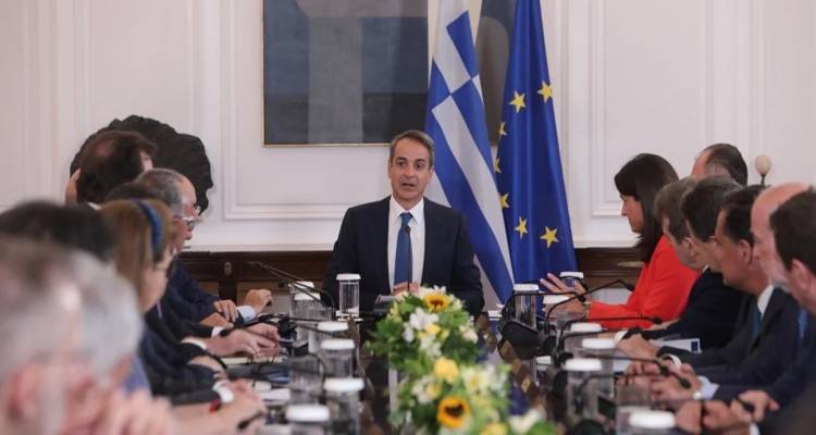 Με μεταρρυθμίσεις και θετικά μέτρα απαντά η κυβέρνηση στη «μεγάλη αναταραχή» του ΣΥΡΙΖΑ