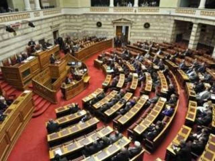 Χάος στη Βουλή. Διεκόπη η συνεδρίαση (Βίντεο)