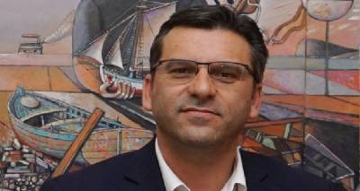 &Delta;&eta;&mu;ή&tau;&rho;&eta;&sigmaf; &Mu;&alpha;&rho;&iota;&nu;ά&kappa;&eta;&sigmaf; &sigma;&tau;&omicron; Lesvos Pen: &laquo;&Eta; &Lambda;ή&mu;&nu;&omicron;&sigmaf; &alpha;&pi;&omicron;&tau;&epsilon;&lambda;&epsilon;ί έ&nu;&alpha;&nu; &iota;&delta;&iota;&alpha;ί&tau;&epsilon;&rho;&alpha; &alpha;&sigma;&phi;&alpha;&lambda;ή &upsilon;&gamma;&epsilon;&iota;&omicron;&nu;&omicron;&mu;&iota;&kappa;ά &pi;&rho;&omicron;&omicron;&rho;&iota;&sigma;&mu;ό&raquo;