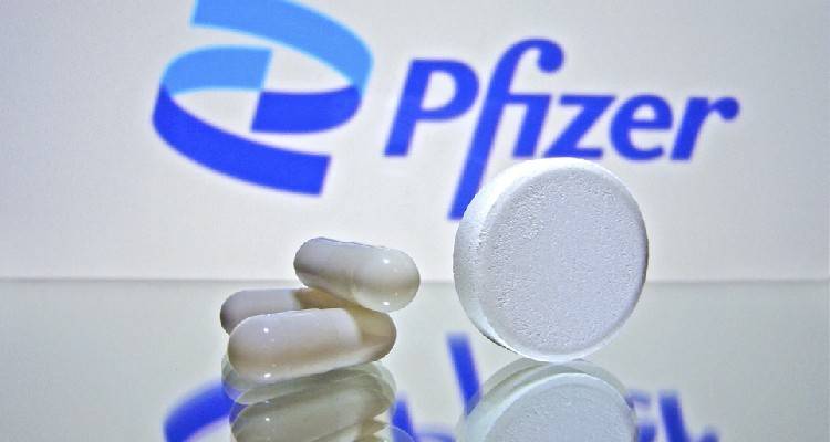 &Omicron; FDA ά&nu;&alpha;&psi;&epsilon; &tau;&omicron; &laquo;&pi;&rho;ά&sigma;&iota;&nu;&omicron; &phi;&omega;&sigmaf;&raquo; &gamma;&iota;&alpha; &chi;&omicron;&rho;ή&gamma;&eta;&sigma;&eta; &tau;&omicron;&upsilon; &chi;&alpha;&pi;&iota;&omicron;ύ &tau;&eta;&sigmaf; Pfizer