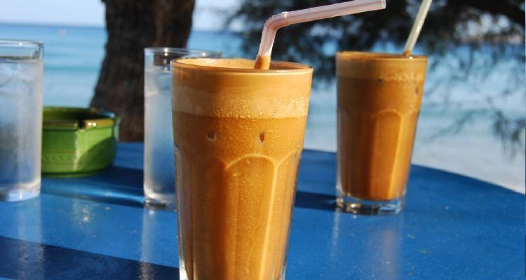 Πώς γεννήθηκε ο φραπέ που αγαπήσαμε