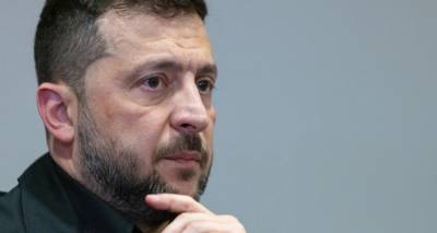 &Pi;&alpha;&rho;&alpha;&iota;&tau;ή&theta;&eta;&kappa;&epsilon; &omicron; &pi;&rho;&omicron;&sigma;&omega;&pi;ά&rho;&chi;&eta;&sigmaf; &tau;&omicron;&upsilon; &Zeta;&epsilon;&lambda;έ&nu;&sigma;&kappa;&iota; &epsilon;&xi;&alpha;&iota;&tau;ί&alpha;&sigmaf; &tau;&omicron;&upsilon; &sigma;&kappa;&alpha;&nu;&delta;ά&lambda;&omicron;&upsilon; &delta;&iota;&alpha;&phi;&theta;&omicron;&rho;ά&sigmaf; &pi;&omicron;&upsilon; &sigma;&upsilon;&gamma;&kappa;&lambda;&omicron;&nu;ί&zeta;&epsilon;&iota; &tau;&eta;&nu; &Omicron;&upsilon;&kappa;&rho;&alpha;&nu;ί&alpha;