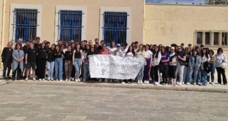 &Pi;&iota;&omicron; &kappa;&omicron;&nu;&tau;ά ή&rho;&theta;&epsilon; &eta; &Lambda;ή&mu;&nu;&omicron;&sigmaf; &mu;&epsilon; &tau;&eta;&nu; &Kappa;&omicron;&mu;&omicron;&tau;&eta;&nu;ή: Ό&mu;&omicron;&rho;&phi;&eta; &sigma;&upsilon;&nu;&epsilon;&rho;&gamma;&alpha;&sigma;ί&alpha; &Gamma;&Epsilon;&Lambda; &Mu;ύ&rho;&iota;&nu;&alpha;&sigmaf; &kappa;&alpha;&iota; 2&omicron;&upsilon; &Gamma;&Epsilon;&Lambda; &Kappa;&omicron;&mu;&omicron;&tau;&eta;&nu;ή&sigmaf;