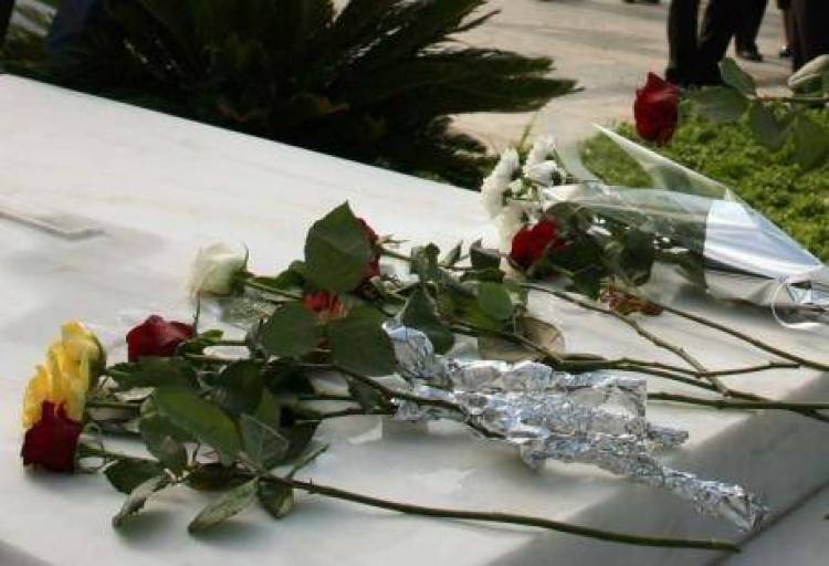 &Kappa;&eta;&delta;&epsilon;ύ&epsilon;&tau;&alpha;&iota; &sigma;ή&mu;&epsilon;&rho;&alpha; &omicron; 59&chi;&rho;&omicron;&nu;&omicron;&sigmaf; &alpha;&upsilon;&tau;ό&chi;&epsilon;&iota;&rho;&alpha;&sigmaf;