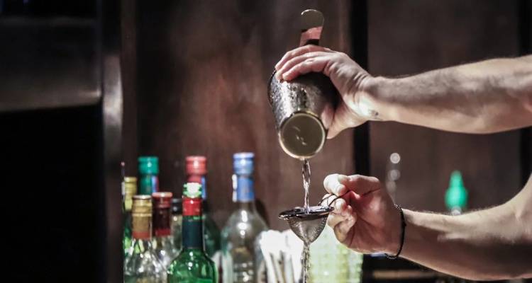 &Pi;&epsilon;&iota;&rho;&alpha;&iota;ά&sigmaf;: &Nu;&epsilon;&kappa;&rho;ό&sigmaf; 18&chi;&rho;&omicron;&nu;&omicron;&sigmaf; &mu;&epsilon;&tau;ά &alpha;&pi;ό &delta;&iota;&alpha;&sigma;&kappa;έ&delta;&alpha;&sigma;&eta; &sigma;&epsilon; &nu;&upsilon;&chi;&tau;&epsilon;&rho;&iota;&nu;ό &kappa;έ&nu;&tau;&rho;&omicron; | &Epsilon;ί&chi;&epsilon; &kappa;&alpha;&tau;&alpha;&nu;&alpha;&lambda;ώ&sigma;&epsilon;&iota; &mu;&epsilon;&gamma;ά&lambda;&eta; &pi;&omicron;&sigma;ό&tau;&eta;&tau;&alpha; &alpha;&lambda;&kappa;&omicron;ό&lambda;