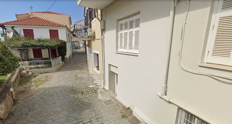 &laquo;&Kappa;&lambda;&epsilon;ί&nu;&epsilon;&iota;&raquo; &eta; &Delta;&alpha;&lambda;&lambda;ή &sigma;&tau;&eta; &Mu;ύ&rho;&iota;&nu;&alpha;