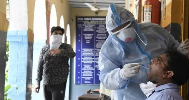 &Kappa;&omicron;&rho;&omega;&nu;&omicron;ϊό&sigmaf;: &Epsilon;&nu;&tau;&omicron;&pi;ί&sigma;&tau;&eta;&kappa;&epsilon; &eta; &pi;&rho;ώ&tau;&eta; &mu;ό&lambda;&upsilon;&nu;&sigma;&eta; &alpha;&pi;ό &tau;&eta;&nu; &pi;&alpha;&rho;&alpha;&lambda;&lambda;&alpha;&gamma;ή XE &sigma;&tau;&eta;&nu; &Iota;&nu;&delta;ί&alpha;