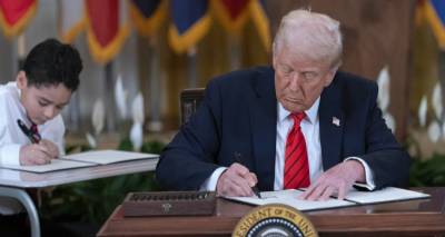 Μούδιασμα και σοκ με την επιβολή δασμών 25% στα αυτοκίνητα εκτός ΗΠΑ που ανακοίνωσε ο Τραμπ -Οι πρώτες αντιδράσεις