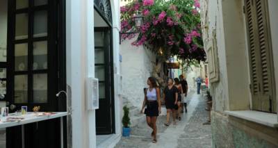 &laquo;&Alpha;&tau;&mu;&omicron;&mu;&eta;&chi;&alpha;&nu;ή&raquo; &tau;&eta;&sigmaf; &epsilon;&lambda;&lambda;&eta;&nu;&iota;&kappa;ή&sigmaf; &omicron;&iota;&kappa;&omicron;&nu;&omicron;&mu;ί&alpha;&sigmaf; &omicron; &Tau;&omicron;&upsilon;&rho;&iota;&sigma;&mu;ό&sigmaf;: &Kappa;ά&theta;&epsilon; 1 &epsilon;&upsilon;&rho;ώ &alpha;&upsilon;&xi;ά&nu;&epsilon;&iota; &kappa;&alpha;&tau;ά 2,65 &epsilon;&upsilon;&rho;ώ &tau;&omicron; &Alpha;&Epsilon;&Pi;