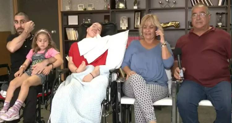 &Mu;&upsilon;&tau;&iota;&lambda;ή&nu;&eta;: &Pi;&alpha;&iota;&chi;&nu;ί&delta;&iota; &tau;&eta;&sigmaf; &mu;&omicron;ί&rho;&alpha;&sigmaf; &gamma;&iota;&alpha; &nu;&epsilon;&alpha;&rho;ό &zeta;&epsilon;&upsilon;&gamma;ά&rho;&iota;, &tau;&rho;&alpha;&upsilon;&mu;&alpha;&tau;ί&sigma;&tau;&eta;&kappa;&alpha;&nu; &sigma;&omicron;&beta;&alpha;&rho;ά &sigma;&epsilon; &tau;&rho;&omicron;&chi;&alpha;ί&omicron; &mu;&epsilon; &delta;&iota;&alpha;&phi;&omicron;&rho;ά &epsilon;&nu;ό&sigmaf; έ&tau;&omicron;&upsilon;&sigmaf;