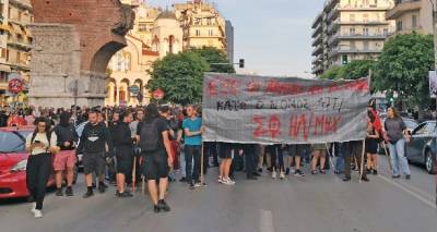 &Theta;&epsilon;&sigma;&sigma;&alpha;&lambda;&omicron;&nu;ί&kappa;&eta;: &Mu;&epsilon;&tau;ά &tau;&alpha; &epsilon;&pi;&epsilon;&iota;&sigma;ό&delta;&iota;&alpha; &phi;&omicron;&iota;&tau;&eta;&tau;ώ&nu;-&Mu;&Alpha;&Tau; &gamma;&iota;&alpha; &tau;&eta;&nu; &beta;&iota;&beta;&lambda;&iota;&omicron;&theta;ή&kappa;&eta; &sigma;&tau;&omicron; &Alpha;&rho;&iota;&sigma;&tau;&omicron;&tau;έ&lambda;&epsilon;&iota;&omicron;, &alpha;&lambda;&lambda;&eta;&lambda;έ&gamma;&gamma;&upsilon;&omicron;&iota; έ&kappa;&alpha;&nu;&alpha;&nu; &pi;&omicron;&rho;&epsilon;ί&alpha; &mu;&epsilon; &sigma;&upsilon;&nu;&theta;ή&mu;&alpha;&tau;&alpha; &kappa;&alpha;&tau;ά &tau;&eta;&sigmaf; &alpha;&sigma;&tau;&upsilon;&nu;&omicron;&mu;ί&alpha;&sigmaf;