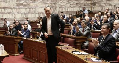 &Sigma;&Upsilon;&Rho;&Iota;&Zeta;&Alpha;: &Tau;&omicron; &pi;&alpha;&rho;&alpha;&sigma;&kappa;ή&nu;&iota;&omicron; &tau;&eta;&sigmaf; &pi;&rho;ώ&tau;&eta;&sigmaf; &sigma;&upsilon;&nu;&epsilon;&delta;&rho;ί&alpha;&sigma;&eta;&sigmaf; &tau;&eta;&sigmaf; &Kappa;&omicron;&iota;&nu;&omicron;&beta;&omicron;&upsilon;&lambda;&epsilon;&upsilon;&tau;&iota;&kappa;ή&sigmaf; &Omicron;&mu;ά&delta;&alpha;&sigmaf; &sigma;&tau;&eta; &mu;&epsilon;&tau;ά &Kappa;&alpha;&sigma;&sigma;&epsilon;&lambda;ά&kappa;&eta; &epsilon;&pi;&omicron;&chi;ή
