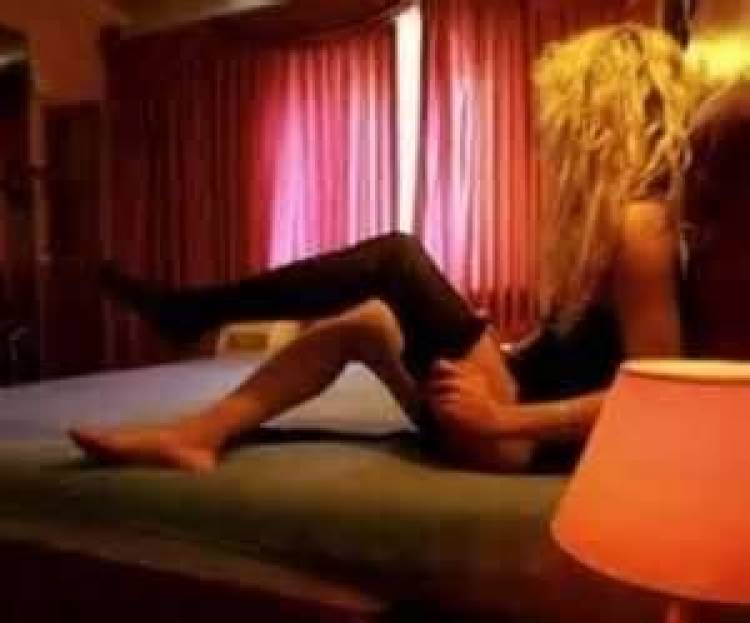 Ιερόδουλες διαφημίζονται μέσω Facebook – Twitter