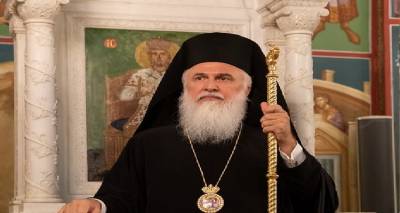 &Omicron; &Mu;&eta;&tau;&rho;&omicron;&pi;&omicron;&lambda;ί&tau;&eta;&sigmaf; &Iota;&epsilon;&rho;ό&theta;&epsilon;&omicron;&sigmaf; &gamma;&iota;&alpha; &tau;&alpha; &tau;&rho;ί&alpha; &chi;&rho;ό&nu;&iota;&alpha; &sigma;&tau;&omicron; &pi;&eta;&delta;ά&lambda;&iota;&omicron; &tau;&eta;&sigmaf; &Mu;&eta;&tau;&rho;ό&pi;&omicron;&lambda;&eta;&sigmaf; &Lambda;ή&mu;&nu;&omicron;&upsilon; &kappa;&alpha;&iota; &Alpha;&gamma;ί&omicron;&upsilon; &Epsilon;&upsilon;&sigma;&tau;&rho;&alpha;&tau;ί&omicron;&upsilon; (audio)