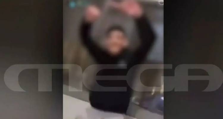 &Omicron;&mu;&alpha;&delta;&iota;&kappa;ό&sigmaf; &beta;&iota;&alpha;&sigma;&mu;ό&sigmaf; 16&chi;&rho;&omicron;&nu;&eta;&sigmaf; &sigma;&tau;&eta;&nu; &Pi;ά&tau;&rho;&alpha;: &Xi;&epsilon;&phi;&alpha;&nu;&tau;ώ&nu;&omicron;&upsilon;&nu; &sigma;&tau;&alpha; &kappa;&rho;&alpha;&tau;&eta;&tau;ή&rho;&iota;&alpha; &mu;&epsilon; &chi;&omicron;&rho;ό &kappa;&alpha;&iota; &tau;&rho;&alpha;&gamma;&omicron;ύ&delta;&iota;&alpha; &omicron;&iota; &delta;ύ&omicron; &kappa;&alpha;&tau;&eta;&gamma;&omicron;&rho;&omicron;ύ&mu;&epsilon;&nu;&omicron;&iota;