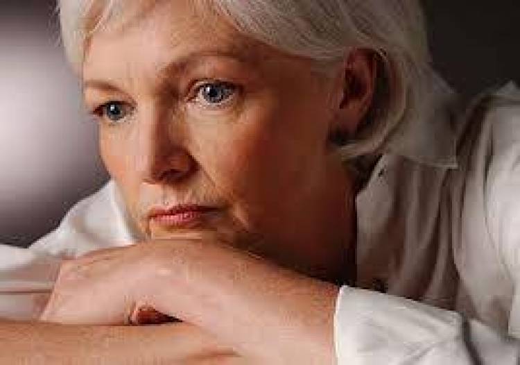 Η κλιμακτήριος της μητέρας «δείχνει» τη γονιμότητα της κόρης