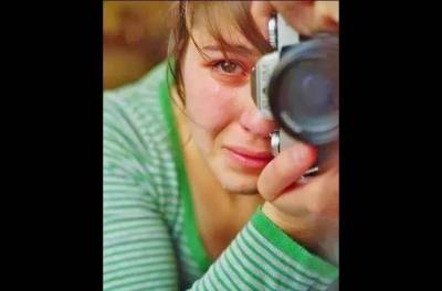 Γιατί κλαίει άραγε αυτή η φωτογράφος;