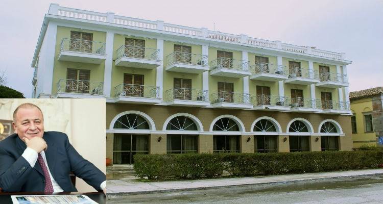 &Sigma;&tau;&omicron; &Pi;&alpha;&nu;&tau;&epsilon;&lambda;ή &Mu;&pi;&omicron;ύ&mu;&pi;&omicron;&upsilon;&rho;&alpha; &tau;&omicron; &Xi;&epsilon;&nu;&omicron;&delta;&omicron;&chi;&epsilon;ί&omicron; "&Kappa;ά&sigma;&tau;&rho;&omicron;"