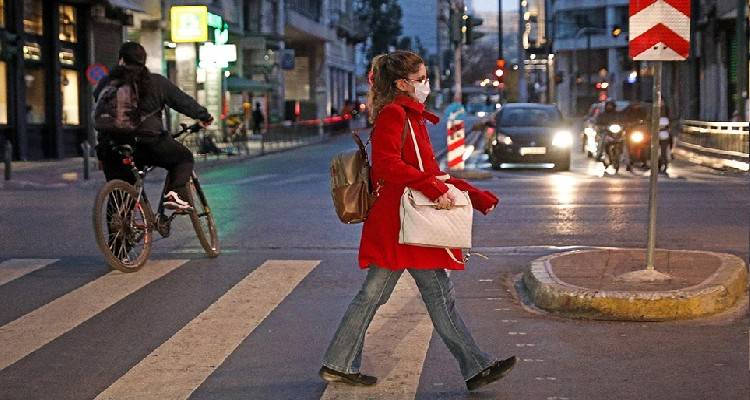 &Kappa;&omicron;&rho;&omega;&nu;&omicron;ϊό&sigmaf;: &Epsilon;&kappa;&tau;&iota;&nu;ά&chi;&theta;&eta;&kappa;&alpha;&nu; &sigma;&tau;&alpha; 50.126 &tau;&alpha; &nu;έ&alpha; &kappa;&rho;&omicron;ύ&sigma;&mu;&alpha;&tau;&alpha;, &tau;&alpha; 19.828 &sigma;&tau;&eta;&nu; &Alpha;&tau;&tau;&iota;&kappa;ή