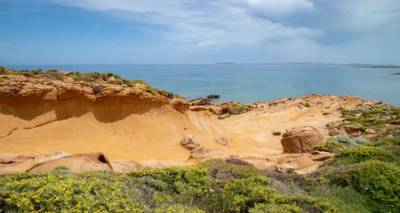 &Eta; &Lambda;ή&mu;&nu;&omicron;&sigmaf;: Έ&nu;&alpha;&sigmaf; &kappa;&alpha;&lambda;ά &kappa;&rho;&upsilon;&mu;&mu;έ&nu;&omicron;&sigmaf; &theta;&eta;&sigma;&alpha;&upsilon;&rho;ό&sigmaf; &sigma;&tau;&omicron; &Alpha;&iota;&gamma;&alpha;ί&omicron; (Limnos ist eine Schatzinsel in der &Auml;gais)