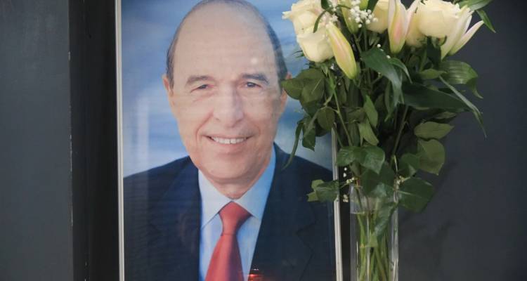 &Sigma;&tau;&iota;&sigmaf; 12 &tau;&omicron; &mu;&epsilon;&sigma;&eta;&mu;έ&rho;&iota; &eta; &kappa;&eta;&delta;&epsilon;ί&alpha; &tau;&omicron;&upsilon; &Kappa;ώ&sigma;&tau;&alpha; &Sigma;&eta;&mu;ί&tau;&eta;: &Eta; &tau;&epsilon;&lambda;&epsilon;&tau;ή &kappa;&alpha;&iota; &omicron;&iota; &epsilon;&pi;&iota;&kappa;ή&delta;&epsilon;&iota;&omicron;&iota;, &pi;&omicron;&iota;&omicron;&iota; &delta;&rho;ό&mu;&omicron;&iota; &theta;&alpha; &kappa;&lambda;&epsilon;ί&sigma;&omicron;&upsilon;&nu; &sigma;&tau;&omicron; &kappa;έ&nu;&tau;&rho;&omicron;