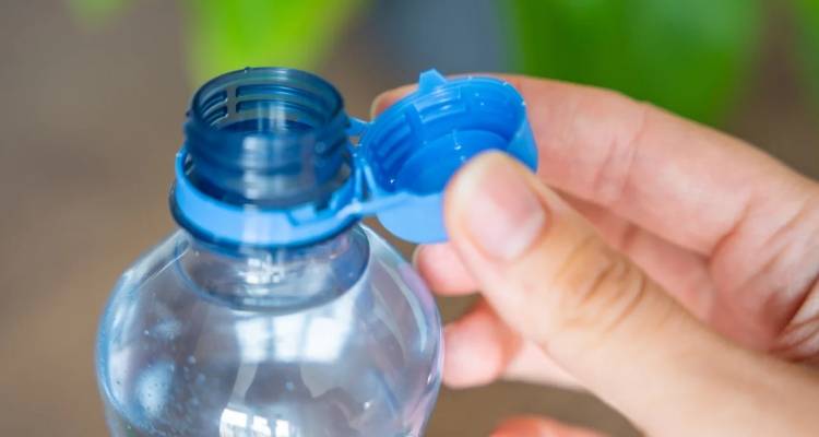 Γιατί άλλαξαν τα καπάκια των πλαστικών μπουκαλιών και μας εκνευρίζουν όλους τόσο πολύ;