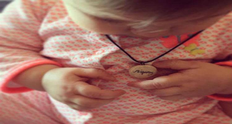 Με... τη Λήμνο στο λαιμό φωτογραφίζεται η δεσποινίδα Βαρδή