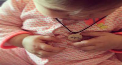 Με... τη Λήμνο στο λαιμό φωτογραφίζεται η δεσποινίδα Βαρδή