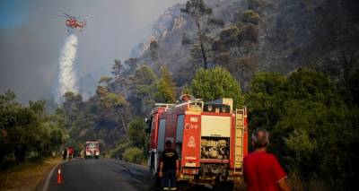&Alpha;&delta;&iota;ά&kappa;&omicron;&pi;&eta; &mu;ά&chi;&eta; &sigma;&tau;&alpha; &tau;έ&sigma;&sigma;&epsilon;&rho;&alpha; &pi;ύ&rho;&iota;&nu;&alpha; &mu;έ&tau;&omega;&pi;&alpha;: Ό&lambda;&epsilon;&sigmaf; &omicron;&iota; &epsilon;&xi;&epsilon;&lambda;ί&xi;&epsilon;&iota;&sigmaf; &gamma;&iota;&alpha; &Rho;ό&delta;&omicron;, &Kappa;έ&rho;&kappa;&upsilon;&rho;&alpha;, &Kappa;ά&rho;&upsilon;&sigma;&tau;&omicron; &kappa;&alpha;&iota; &Alpha;ί&gamma;&iota;&omicron;