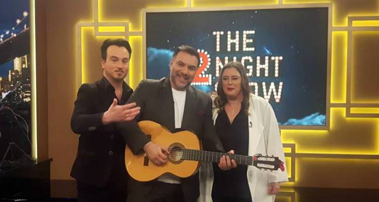 The 2night Show: &Eta; &Delta;ό&mu;&nu;&alpha; &Kappa;&omicron;&upsilon;&nu;&tau;&omicron;ύ&rho;&eta; &kappa;&alpha;&lambda;&epsilon;&sigma;&mu;έ&nu;&eta; &tau;&omicron;&upsilon; &Gamma;&rho;&eta;&gamma;ό&rho;&eta; &Alpha;&rho;&nu;&alpha;&omicron;ύ&tau;&omicron;&gamma;&lambda;&omicron;&upsilon; (photo &amp; video)