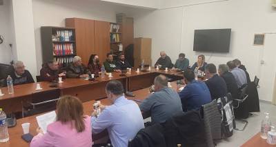 &Eta; &Delta;&eta;&mu;&omicron;&tau;&iota;&kappa;ή &Alpha;&rho;&chi;ή &Gamma;&epsilon;ώ&rho;&gamma;&alpha; &gamma;&iota;&alpha; &tau;&eta;&nu; 1&eta; &Epsilon;&iota;&delta;&iota;&kappa;ή &Sigma;&upsilon;&nu;&epsilon;&delta;&rho;ί&alpha;&sigma;&eta; &tau;&eta;&sigmaf; &Epsilon;&pi;&iota;&tau;&rho;&omicron;&pi;ή&sigmaf; &Lambda;&omicron;&gamma;&omicron;&delta;&omicron;&sigma;ί&alpha;&sigmaf;