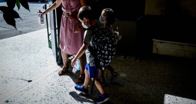 &Sigma;&chi;&omicron;&lambda;&epsilon;ί&alpha;: &Pi;ώ&sigmaf; &theta;&alpha; &delta;&iota;&omicron;&rho;&theta;&omega;&theta;&epsilon;ί &tau;&omicron; &lambda;ά&theta;&omicron;&sigmaf; &mu;&epsilon; &tau;&iota;&sigmaf; &mu;ά&sigma;&kappa;&epsilon;&sigmaf; | &Sigma;&tau;&alpha;&mu;ά&tau;&eta;&sigma;&epsilon; &eta; &pi;&alpha;&rho;&alpha;&gamma;&omega;&gamma;ή &tau;&omicron;&upsilon;&sigmaf;