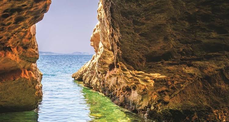 &Lambda;ή&mu;&nu;&omicron;&sigmaf;: &Eta; ή&rho;&epsilon;&mu;&eta; &delta;ύ&nu;&alpha;&mu;&eta; &mu;&epsilon; &tau;&omicron; &phi;&omicron;&beta;&epsilon;&rho;ό &phi;&alpha;&gamma;&eta;&tau;ό &kappa;&alpha;&iota; &tau;&omicron; &kappa;&alpha;&theta;&eta;&lambda;&omega;&tau;&iota;&kappa;ό &tau;&omicron;&pi;ί&omicron; &pi;&omicron;&upsilon; &tau;ώ&rho;&alpha; &delta;&iota;&kappa;&alpha;&iota;ώ&nu;&epsilon;&tau;&alpha;&iota;