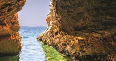 &Lambda;ή&mu;&nu;&omicron;&sigmaf;: &Eta; ή&rho;&epsilon;&mu;&eta; &delta;ύ&nu;&alpha;&mu;&eta; &mu;&epsilon; &tau;&omicron; &phi;&omicron;&beta;&epsilon;&rho;ό &phi;&alpha;&gamma;&eta;&tau;ό &kappa;&alpha;&iota; &tau;&omicron; &kappa;&alpha;&theta;&eta;&lambda;&omega;&tau;&iota;&kappa;ό &tau;&omicron;&pi;ί&omicron; &pi;&omicron;&upsilon; &tau;ώ&rho;&alpha; &delta;&iota;&kappa;&alpha;&iota;ώ&nu;&epsilon;&tau;&alpha;&iota;