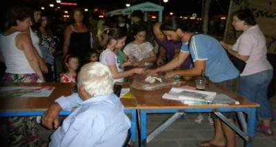 2&omicron; &Epsilon;&nu;&alpha;&lambda;&lambda;&alpha;&kappa;&tau;&iota;&kappa;ό &Phi;&epsilon;&sigma;&tau;&iota;&beta;ά&lambda; &alpha;&pi;ό &tau;&eta;&nu; &omicron;&mu;ά&delta;&alpha; &laquo;&Eta; &Lambda;ή&mu;&nu;&omicron;&sigmaf; &alpha;&upsilon;&tau;&omicron;&omicron;&rho;&gamma;&alpha;&nu;ώ&nu;&epsilon;&tau;&alpha;&iota;&raquo;