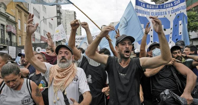 Αργεντινή: Διαδηλώσεις και επεισόδια στις 100 μέρες προεδρίας Μιλέι -Δακρυγόνα, πέτρες, ψεκασμοί με σπρέι πιπεριού